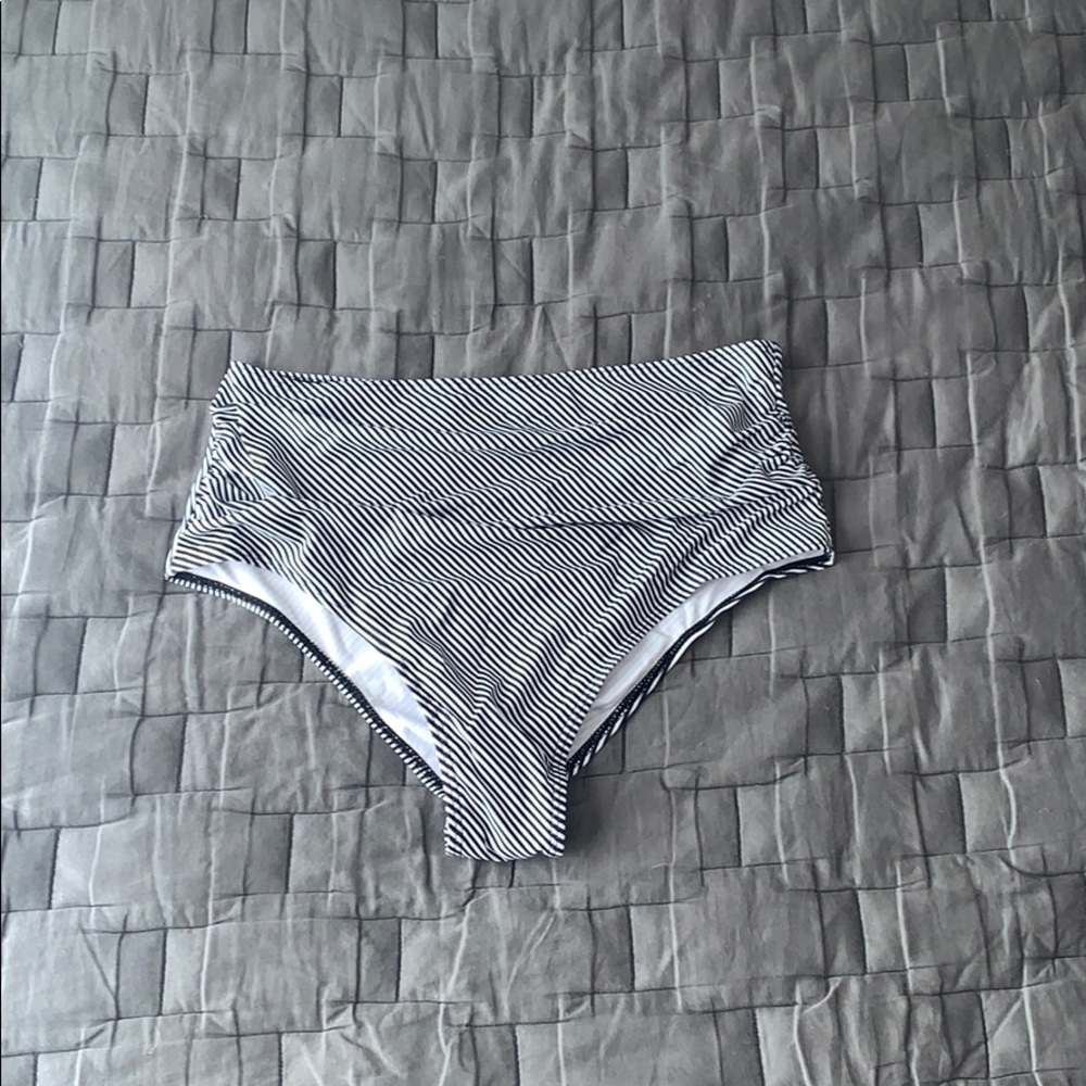 🖤😍 Striped High Cut Ruched Bikini Bottom 😍🖤 - Picture 5 of 6